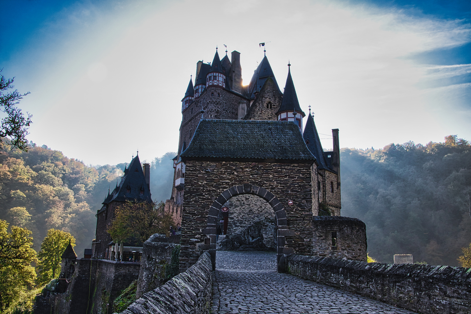 Burg Eltz gegen Mittag