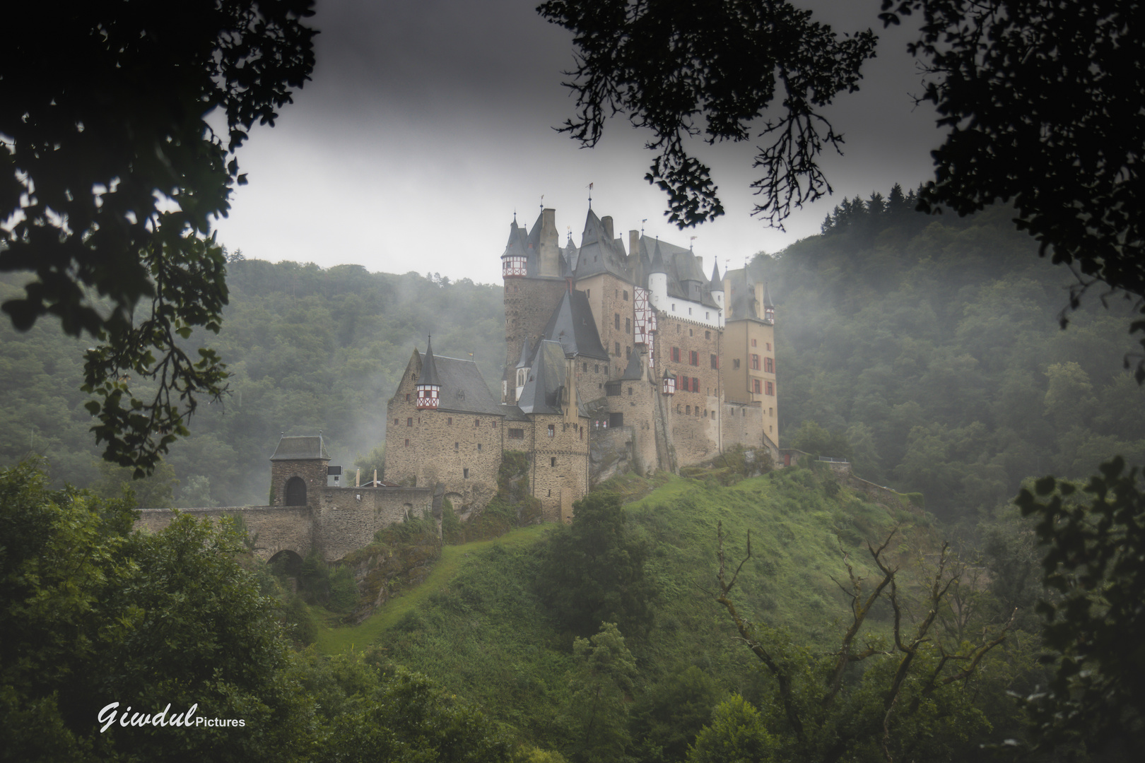 "Burg Eltz im Frühnebel"