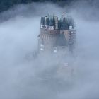 Burg Eltz im Frühnebel