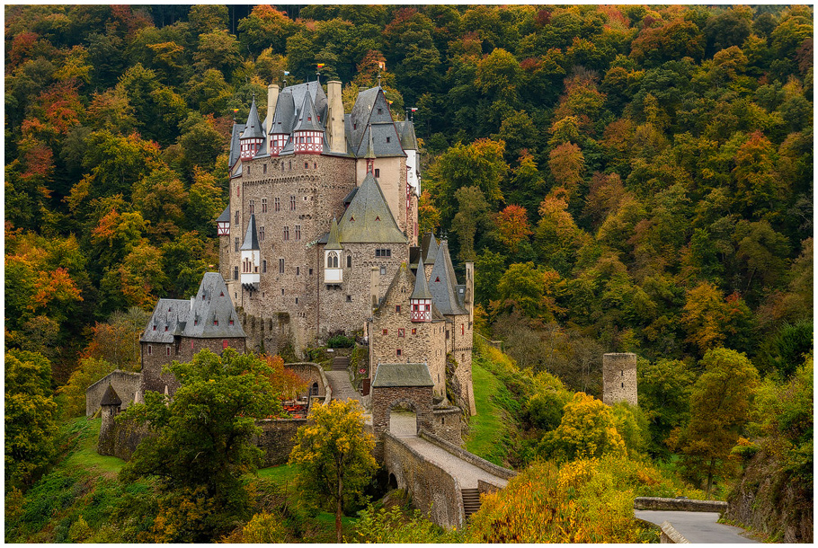 Burg Eltz im Herbst