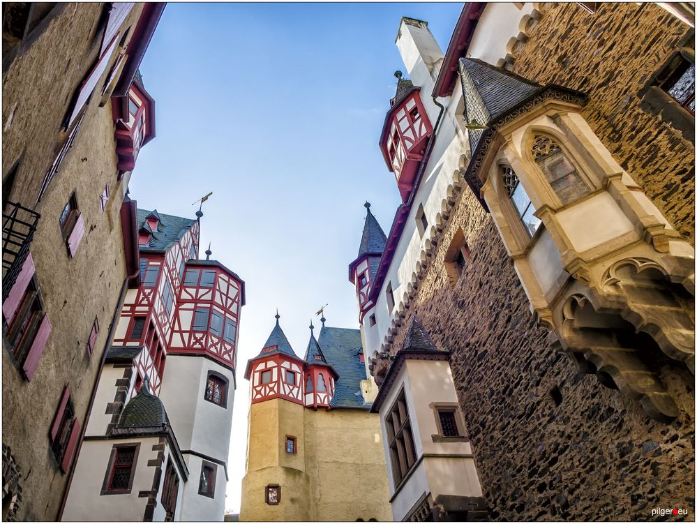 Burg Eltz - Im Hof nach oben geblickt