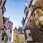 Burg Eltz - Im Hof nach oben geblickt