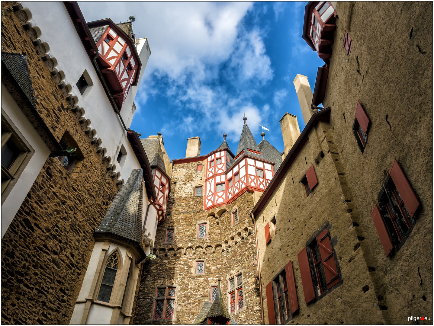 Burg Eltz - Im Hof nach oben geblickt II