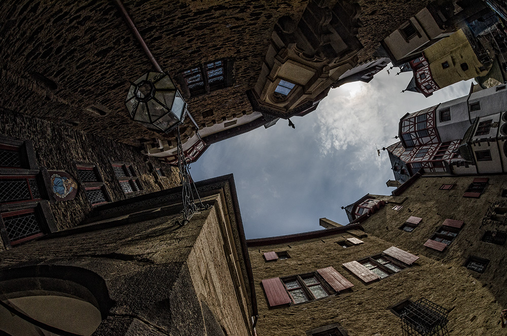 Burg Eltz - im Innenhof