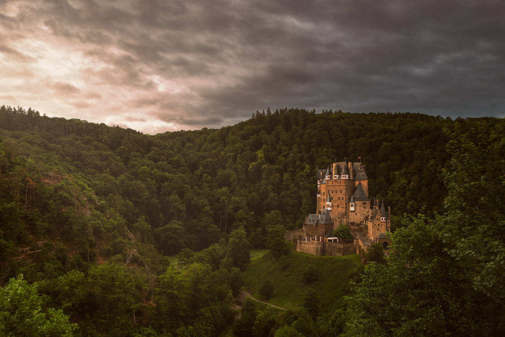 Burg Eltz im Morgenlicht