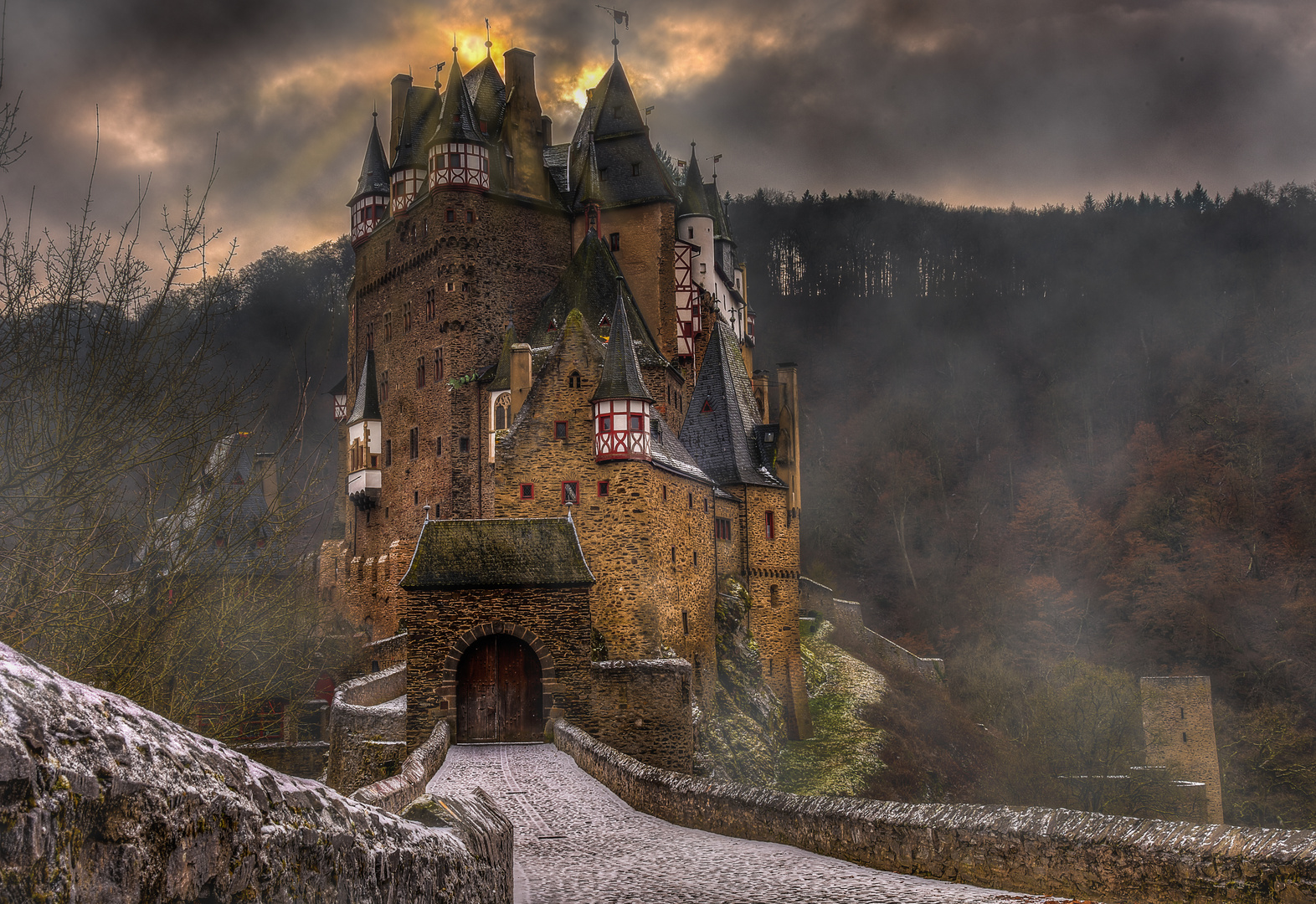 Burg Eltz im Morgennebel