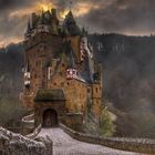 Burg Eltz im Morgennebel