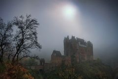 Burg Eltz im Nebel