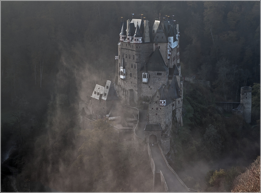 Burg Eltz im Novembernebel