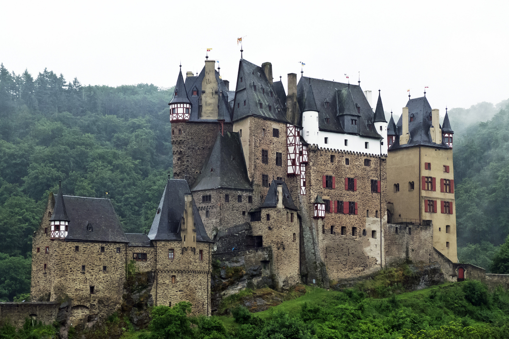 Burg Eltz im Regen