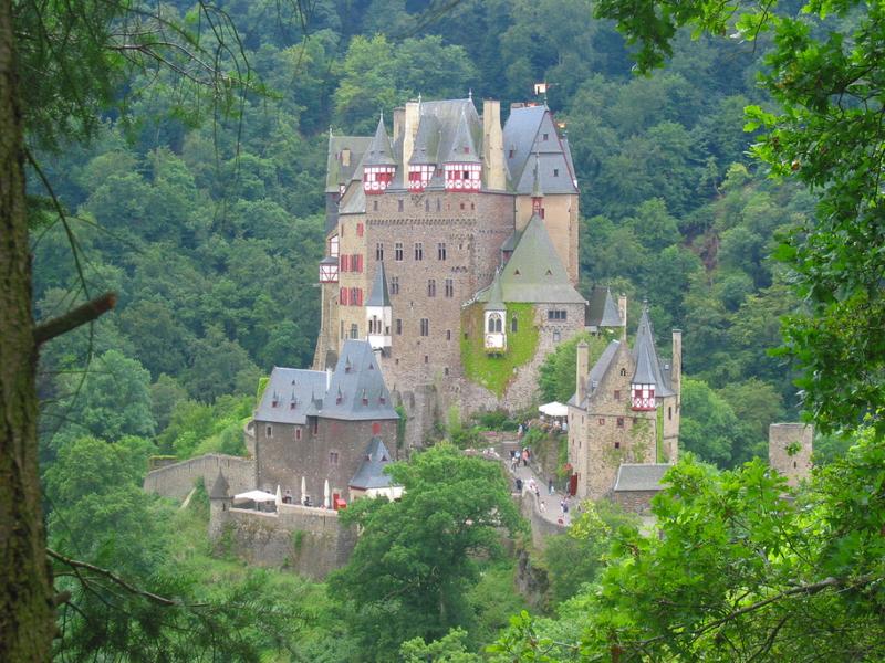 Burg Eltz im Sommer