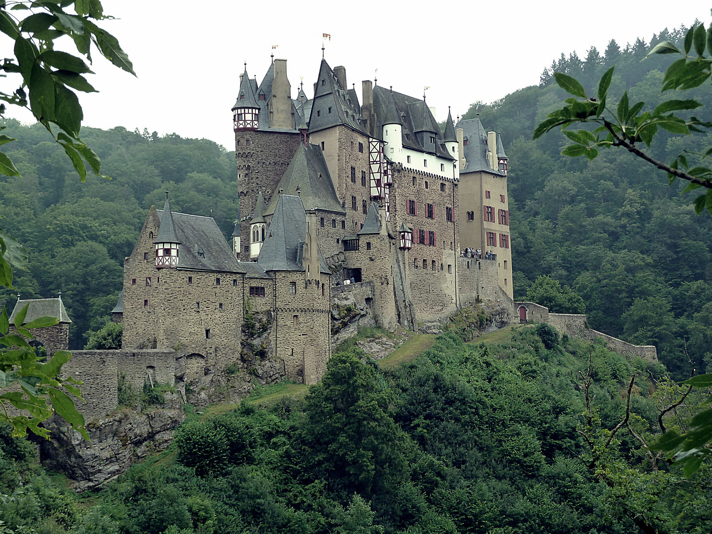 Burg Eltz im Sommer