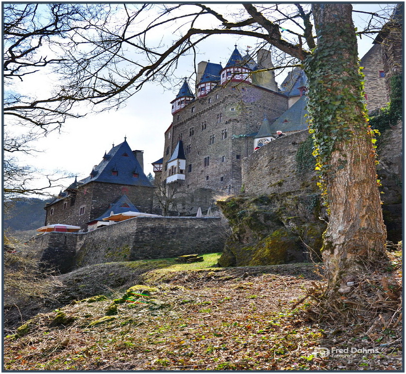 Burg Eltz im Tal des Elzbaches II