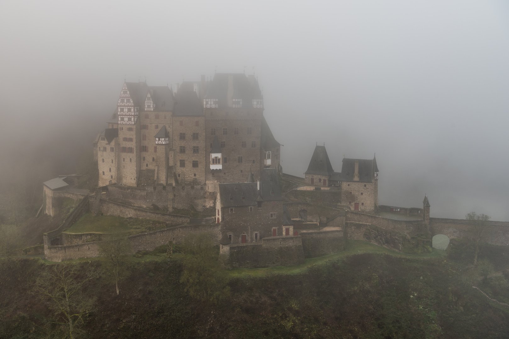 *Burg Eltz im Winternebel II*