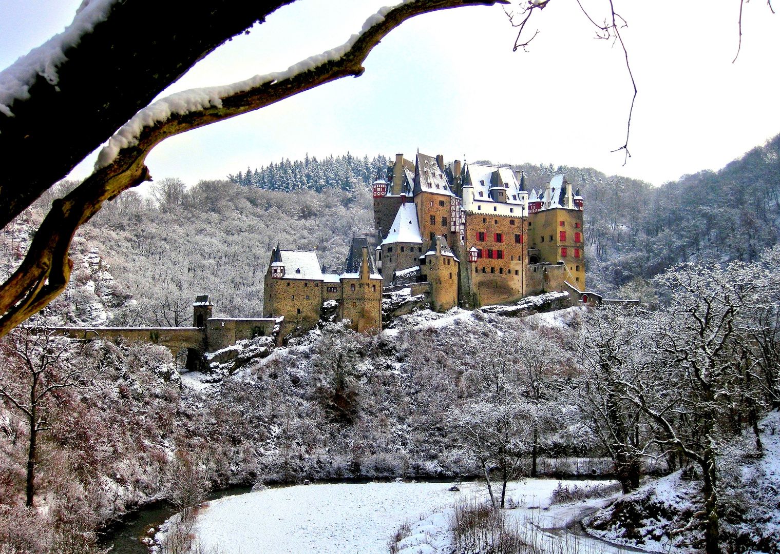 Burg Eltz im Winterschlaf.