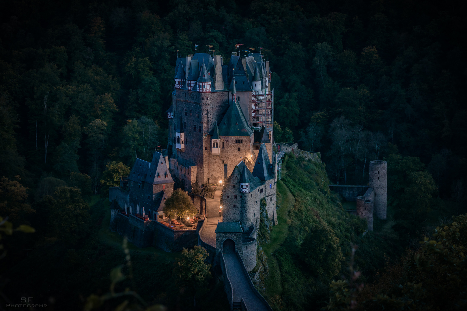 Burg Eltz in der Dämmerung