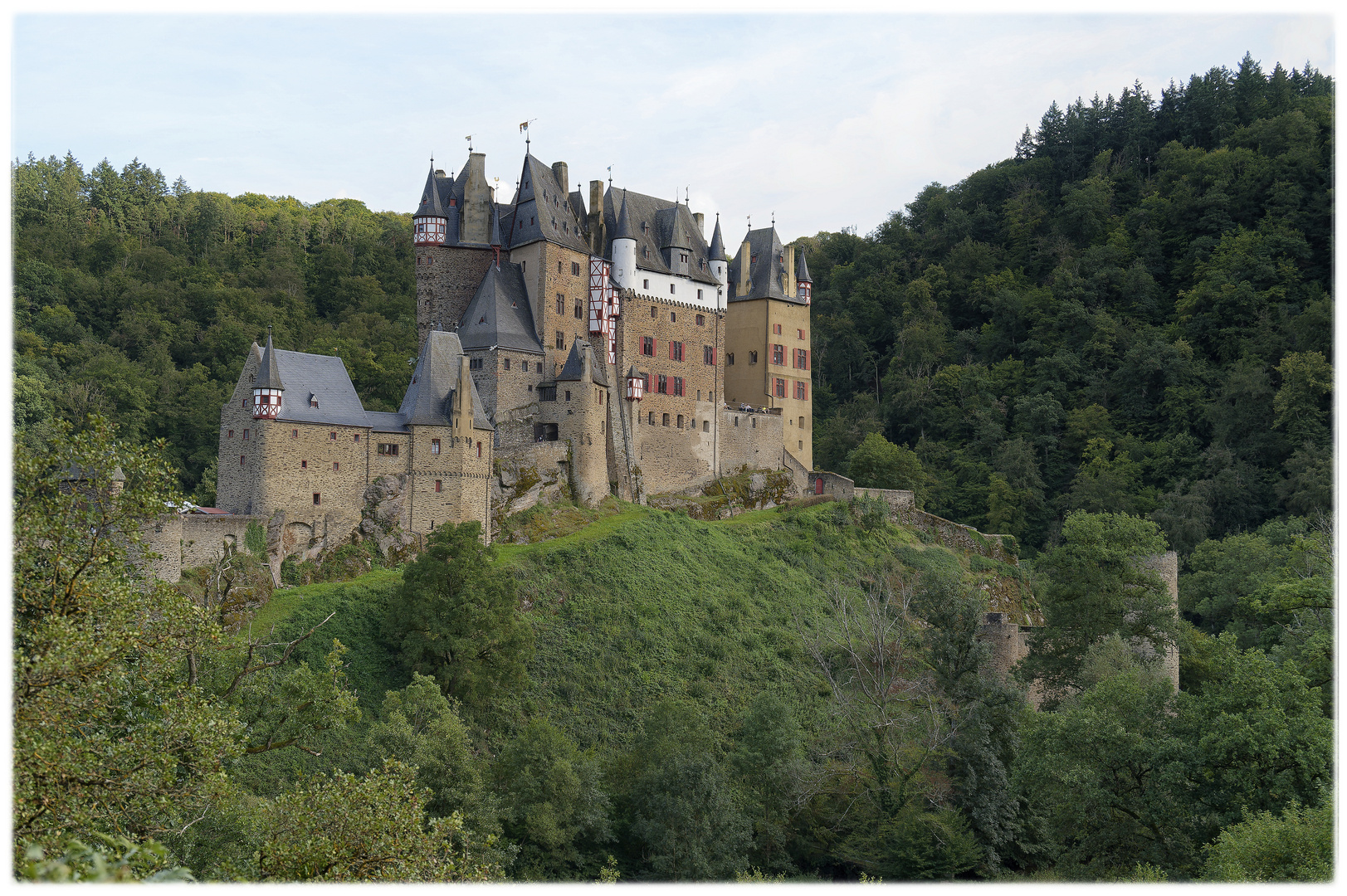 Burg Eltz in der Nachmittagssonne