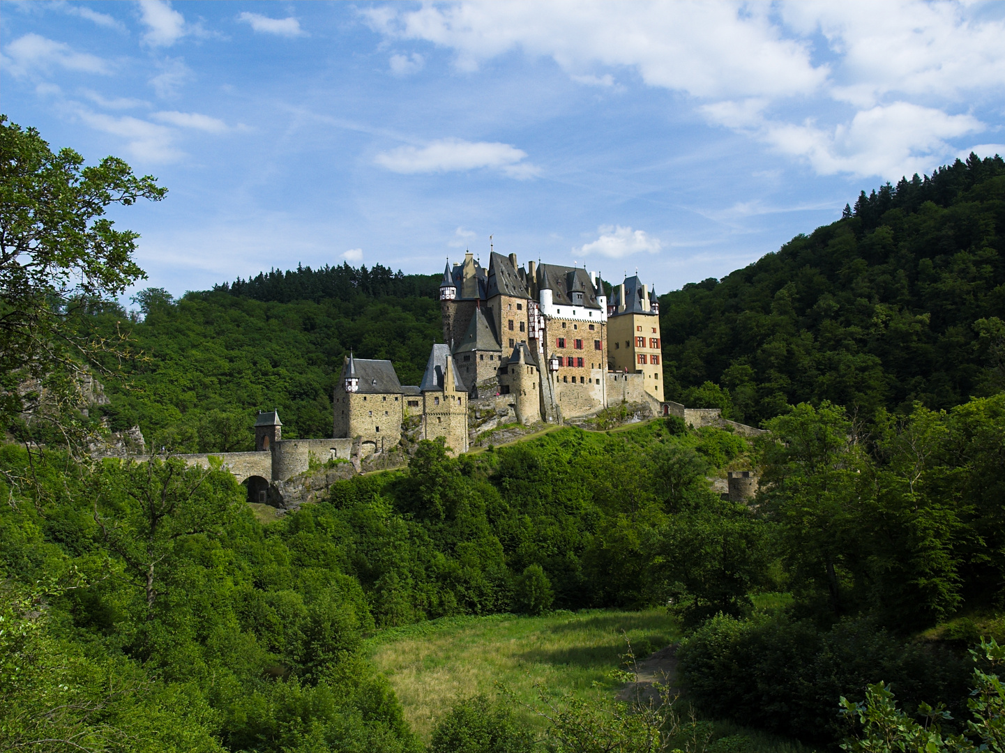 Burg Eltz in einem Seitental der Mosel
