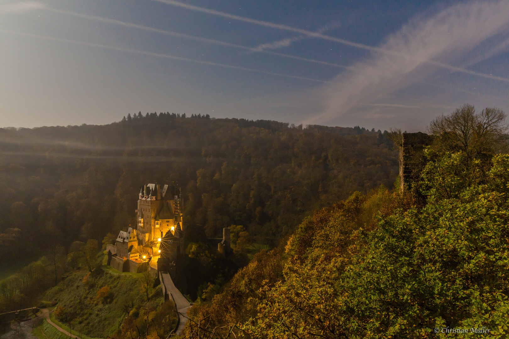 Burg Eltz in einer Vollmondnacht im Herbst.