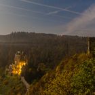 Burg Eltz in einer Vollmondnacht im Herbst.