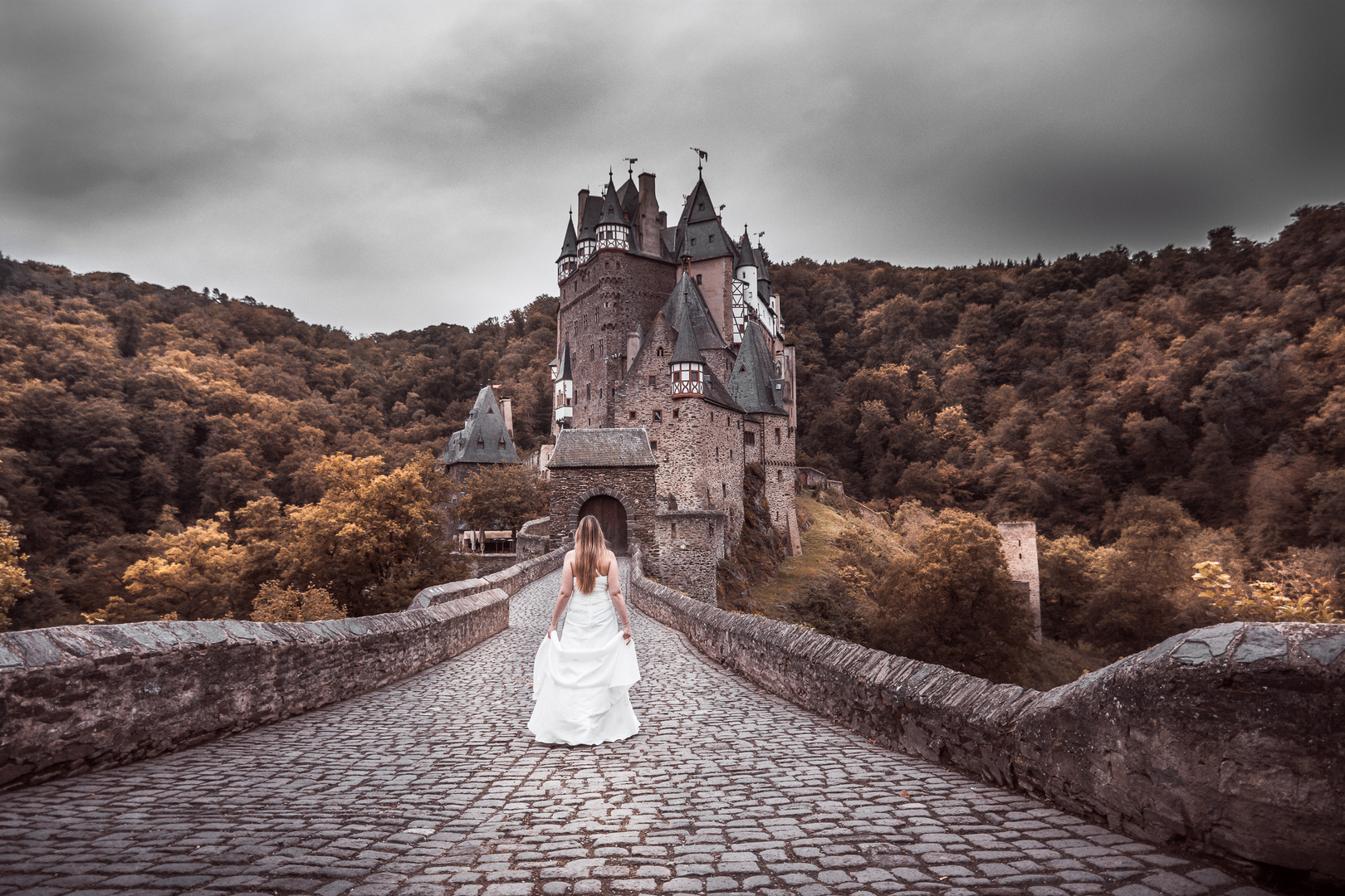 Burg Eltz in herbstlichen Farben