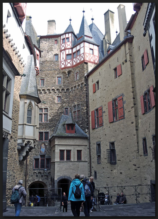 Burg Eltz Innenhof