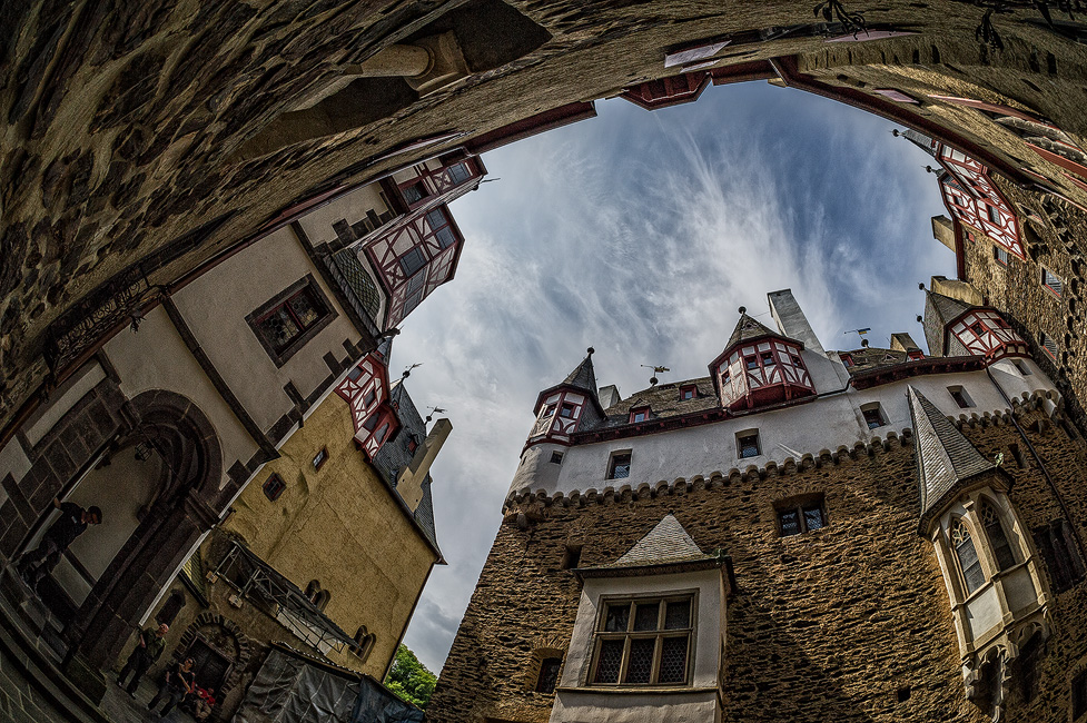 Burg Eltz - Innenhof