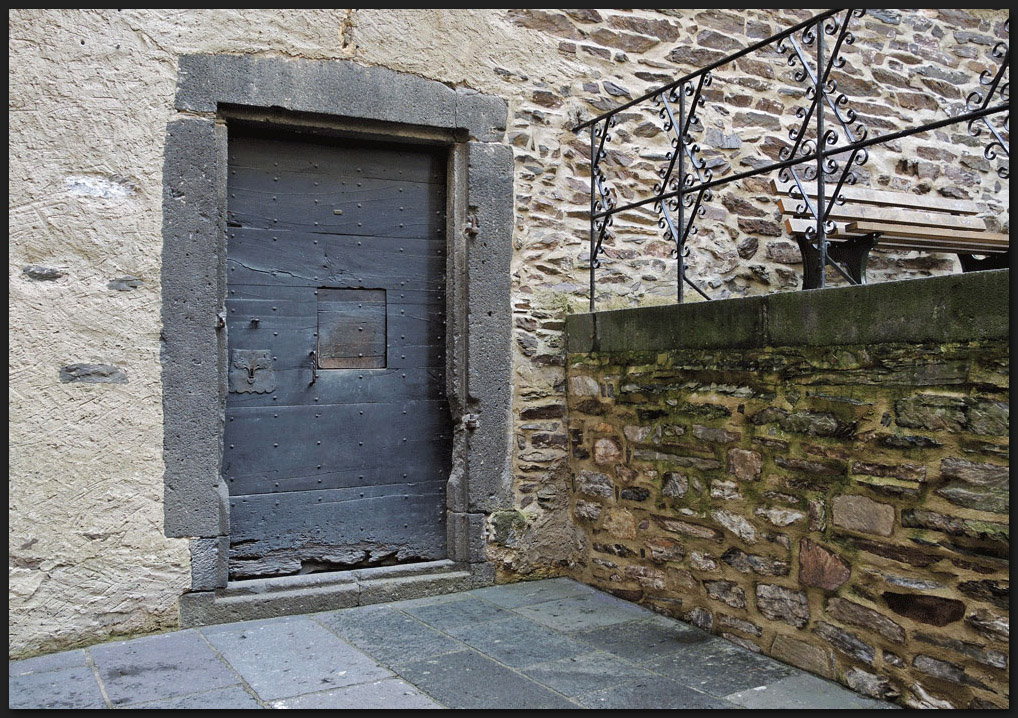 Burg Eltz - Kerkertür mit Klappe?