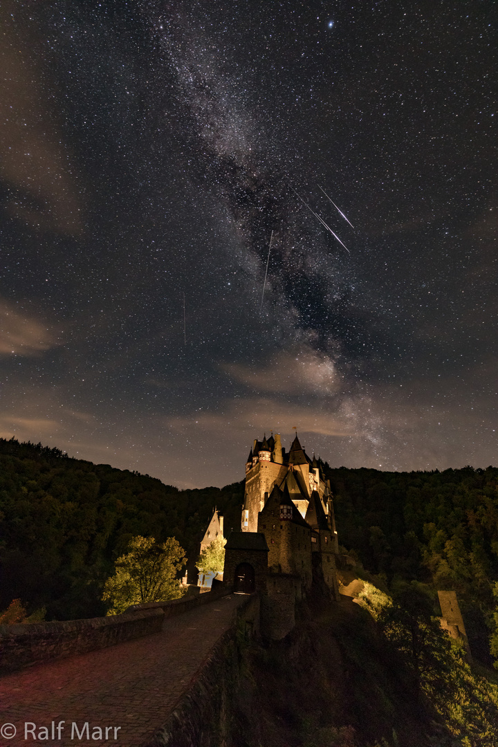 Burg Eltz mit Milchstr. und Sternschnuppen.