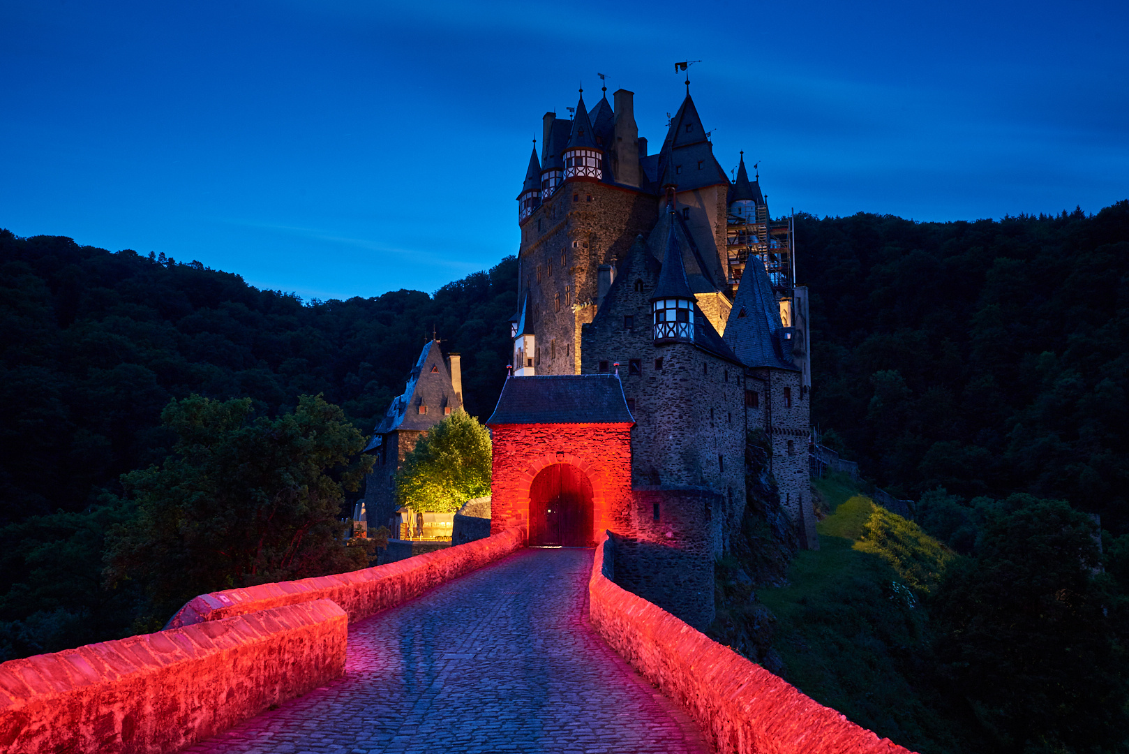 Burg Eltz mit rotem Weg