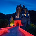 Burg Eltz mit rotem Weg