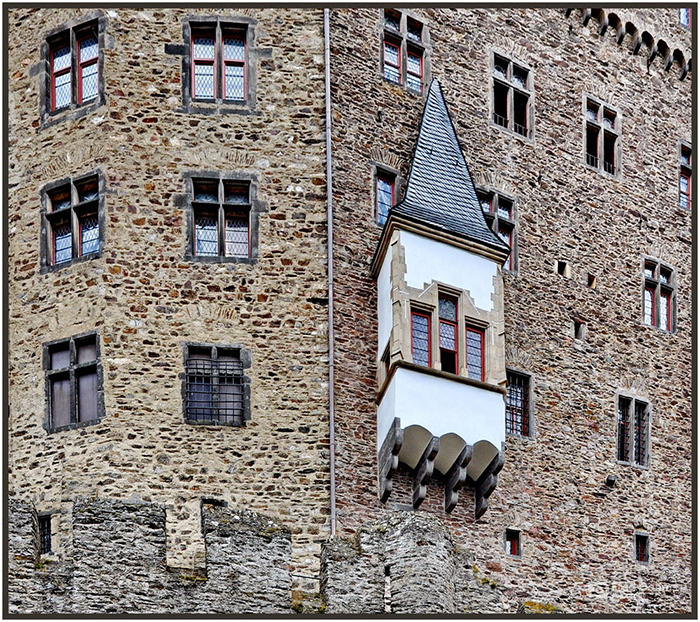 Burg Eltz, nichts als Fenster