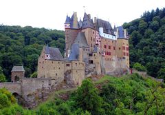 Burg Eltz - Seitenansicht