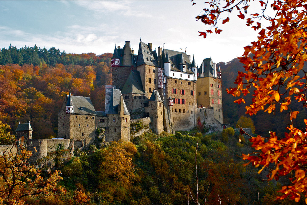 Burg Eltz trägt Herbst