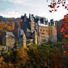 Burg Eltz trägt Herbst