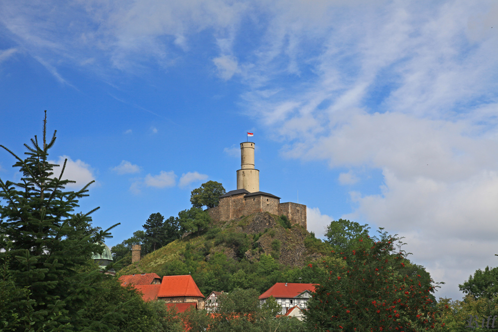 Burg Felsberg im Sommer 