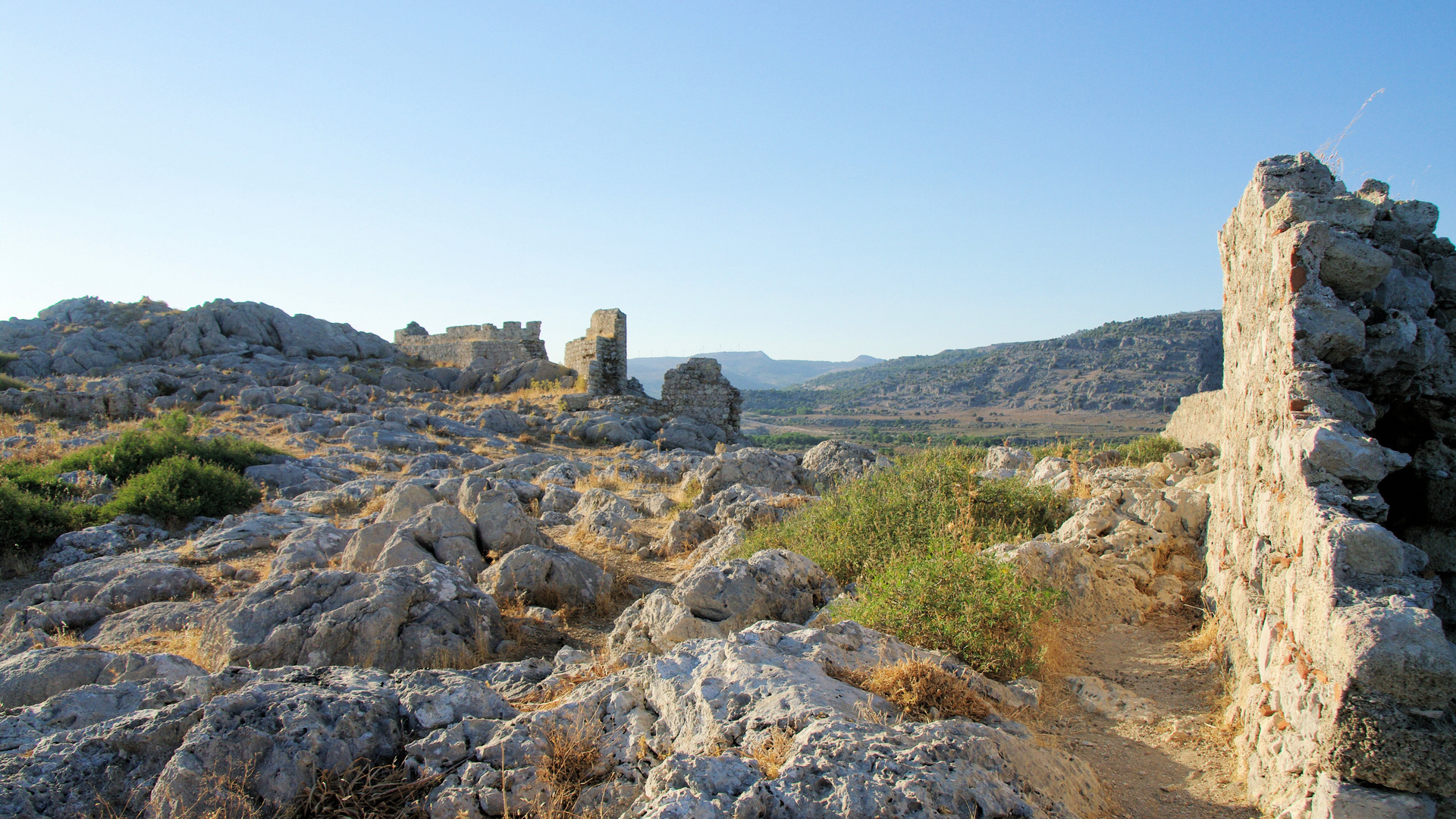 Burg Feraklos, Landseite