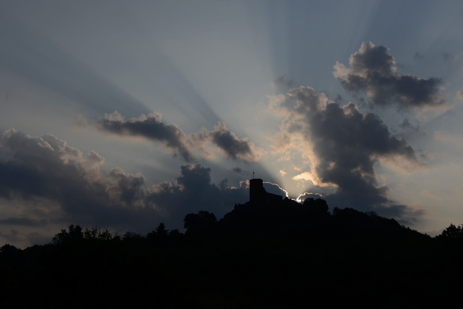 burg gleiberg bei sonnenaufgang.