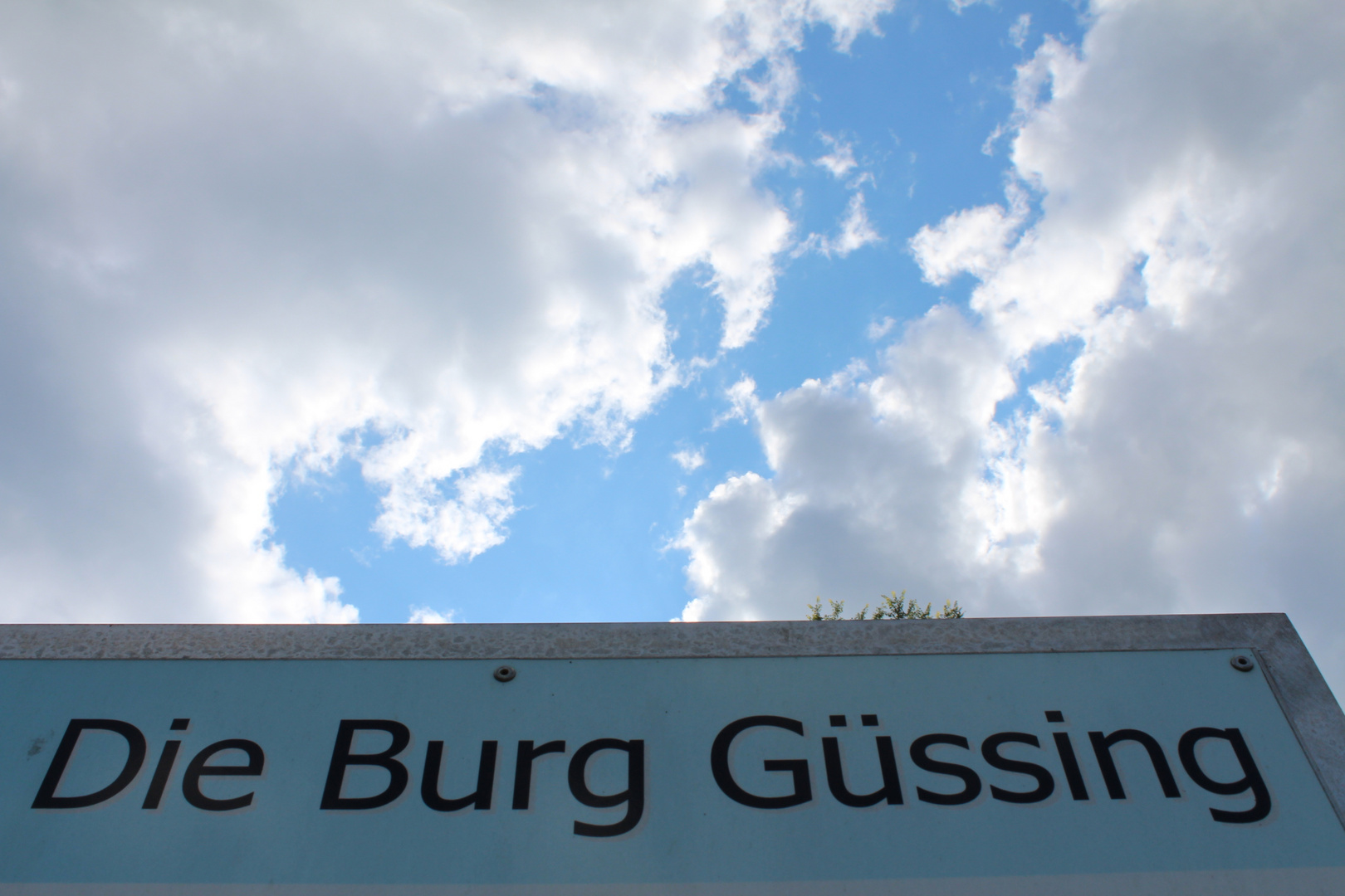 Burg Güssing - Man sieht sie nicht aber sie ist da ! Der Himmel sieht sie !