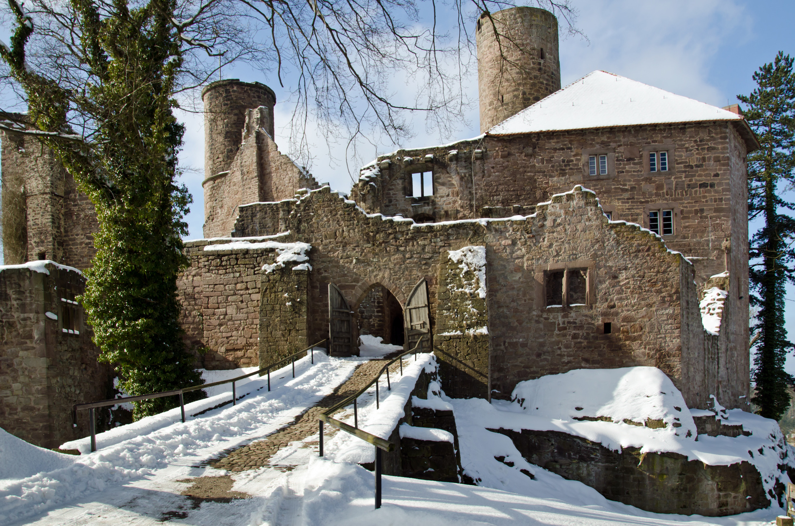 Burg Hanstein in winterlicher Kulisse