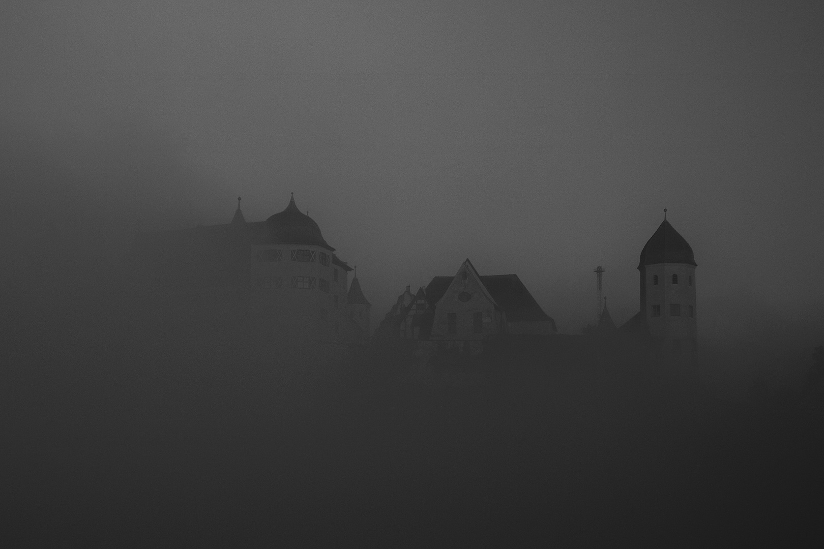 Burg Harburg im Morgennebel