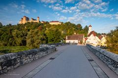 Burg Harburg thront über der Wörnitz - Harburg (Schwaben)