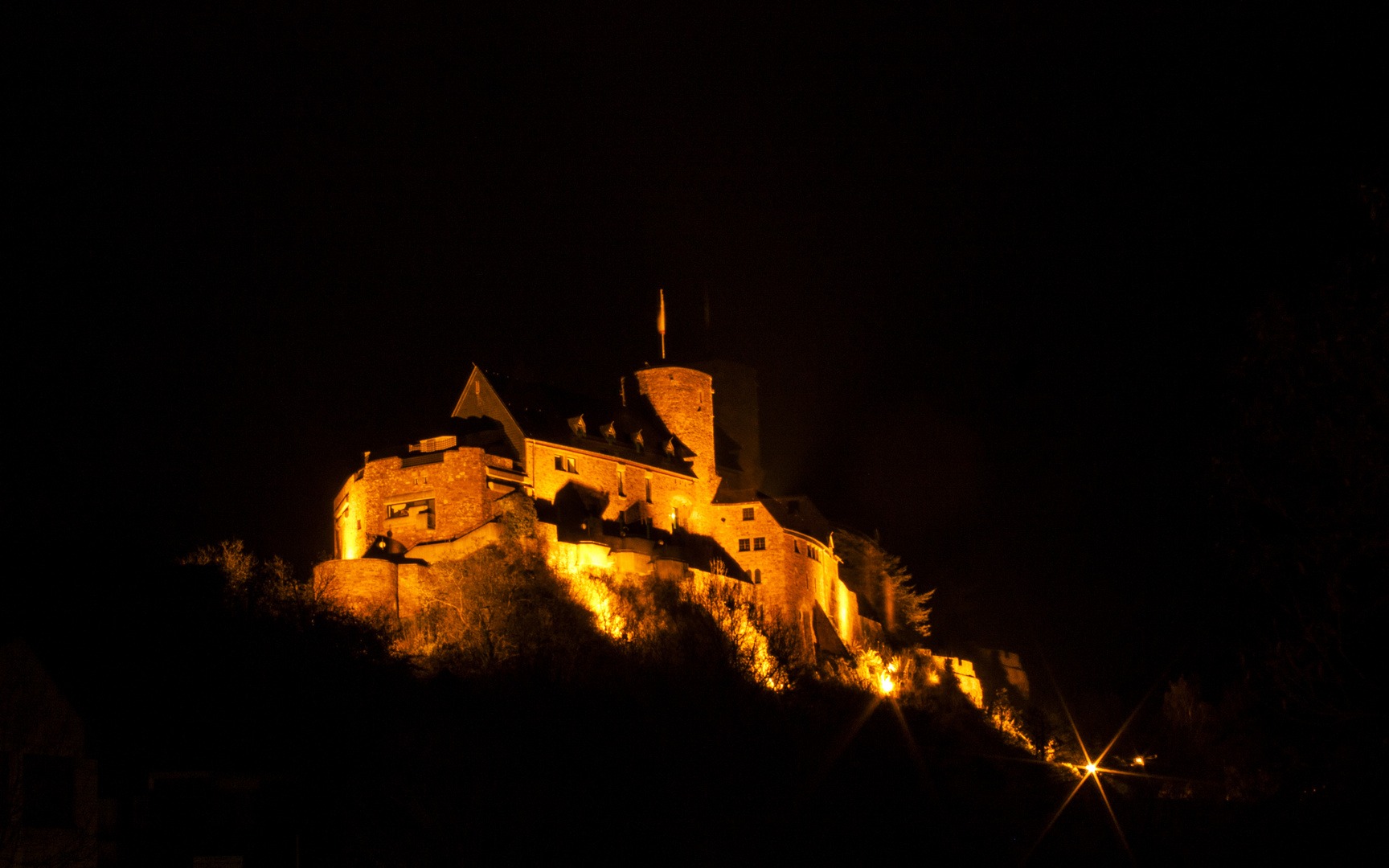 Burg Heimbach, bei Nacht.