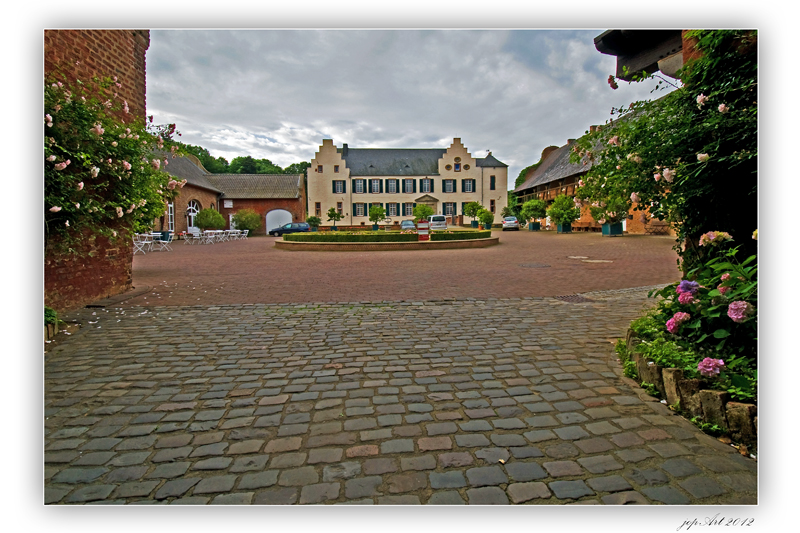 Burg Heimerzheim-die Hauptburg...