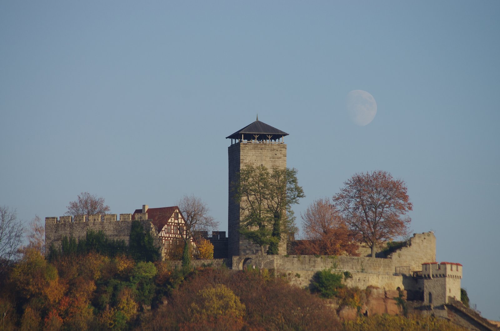 Burg Hohenbeilstein im Herbst