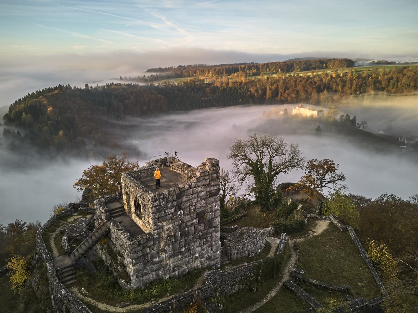 Burg Hohengundelfingen über dem Nebel