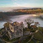 Burg Hohengundelfingen über dem Nebel