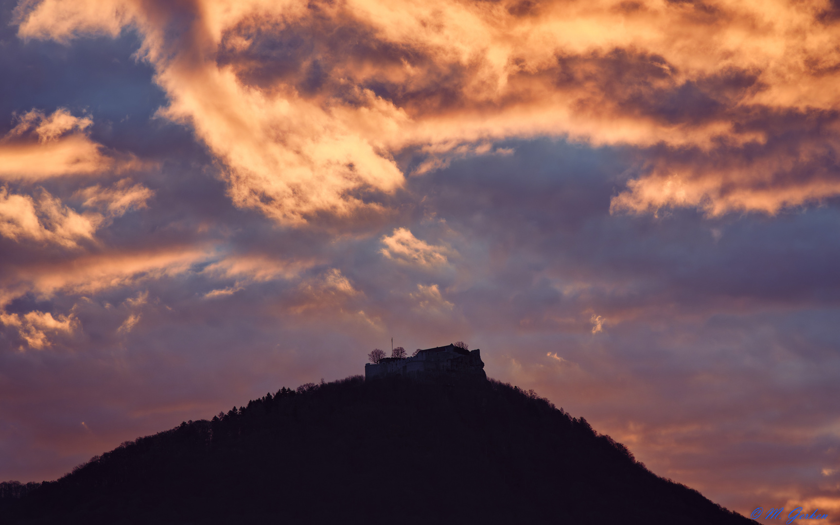 Burg Hohenneuffen in glühenden Wolken