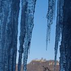 Burg Hohenurach durch den Uracher Wasserfall