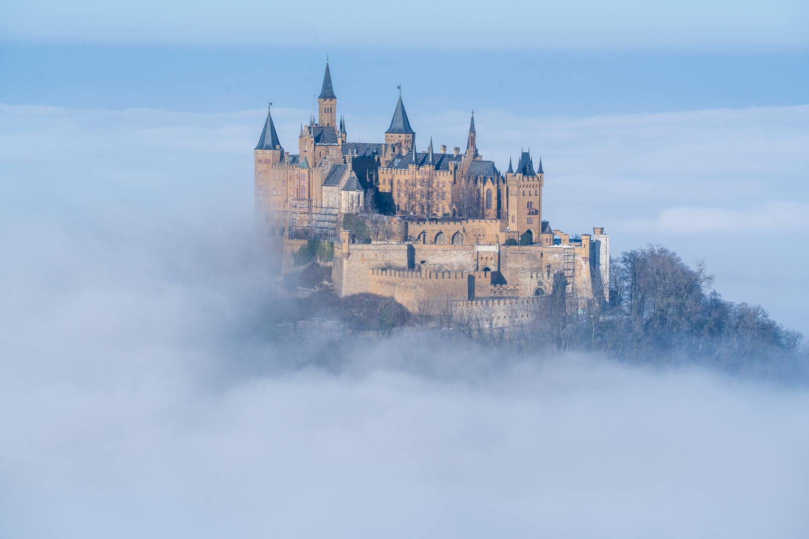 Burg Hohenzollern 2 / in den Wolken